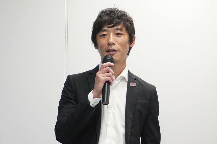 壇上で語る男性の写真