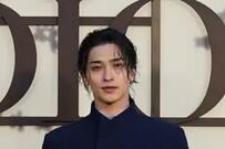 横浜流星 スタイル抜群DIORパンツコーデに「色気ダダ漏れ」「令和の流星くんの破壊力」の声