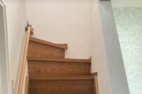 【築40年超え実家DIY】床を塗れる「塗料×タイルシール」で…　古びた階段を明るくおしゃれにアップデート