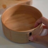 「お稲荷さんの顔が見えて可愛い」皮を切るだけで？見栄えも彩りもばっちりな【お稲荷さん弁当】が話題