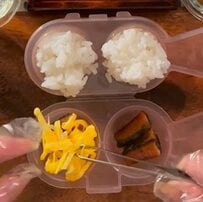 母が「高校生の娘」のために作る【手毬おにぎり弁当】コロンとした丸い形でお花が咲いたようなおにぎりを詰めたお弁当が可愛すぎると話題に！
