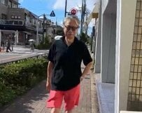 「藍で締めて、ピンクで遊ぶ」73歳イケオジの【ショートパンツコーデ】　ダークカラーに鮮やかピンクが映える！大人の遊び心あふれる着こなし