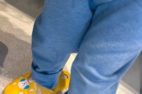 スリッパを初めて履いた1歳児　「脱げないように頑張る姿」があまりにもかわいいと話題