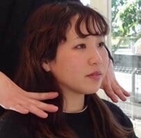 オーダーは「毛先20cmの縮毛をバッサリ」→ロングヘア女性が一変！くせ毛を活かしたカットでかわいいショートに