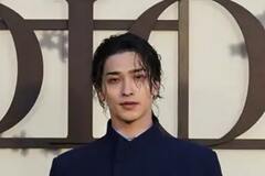 横浜流星 スタイル抜群DIORパンツコーデに「色気ダダ漏れ」「令和の流星くんの破壊力」の声