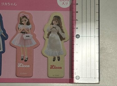 ダイソーに「リカちゃんの付箋セット」が登場していました！本やノート