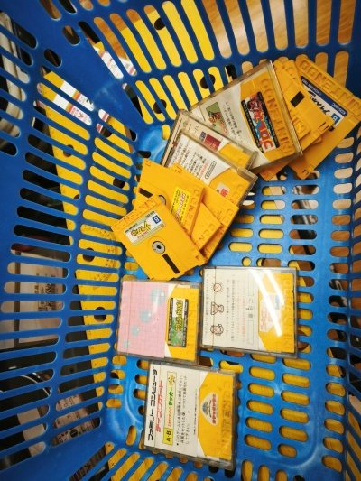 夢中になって買い物カゴに入れた様子