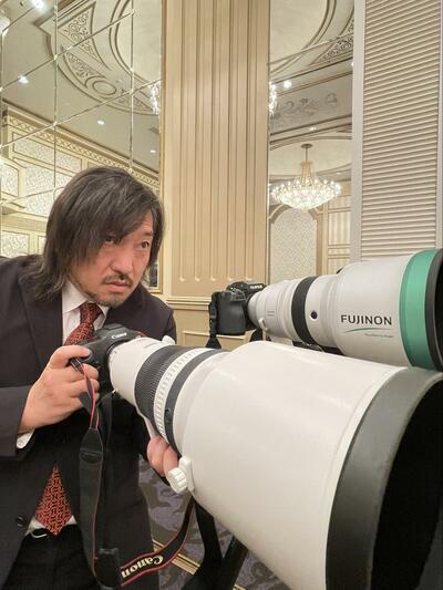 大きなレンズで卒園式の様子を撮影