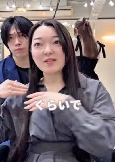 腰を大きく超える長さのロングヘアです