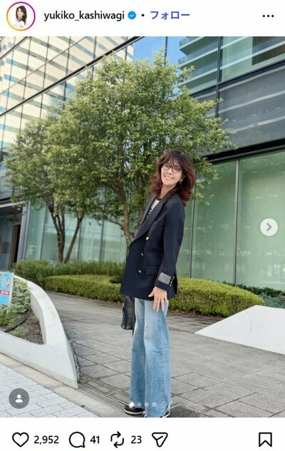 柏木由紀子のInstagram投稿（紺ブレ&times;デニムコーデ・カット1）