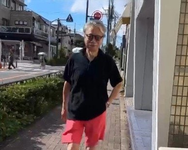 「藍で締めて、ピンクで遊ぶ」73歳イケオジの【ショートパンツコーデ】　ダークカラーに鮮やかピンクが映える！大人の遊び心あふれる着こなし