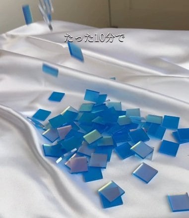 【簡単DIY】シンプルな〈白いキャンバスとアクリル板〉　たった10分で〈幻想的なオーロラアート〉が完成「キレイで何回もみちゃう」