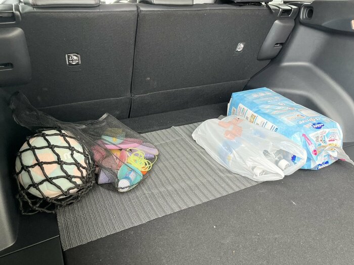 すべり止めマットの上で離しておけば、運転中に荷物が混同せず安心