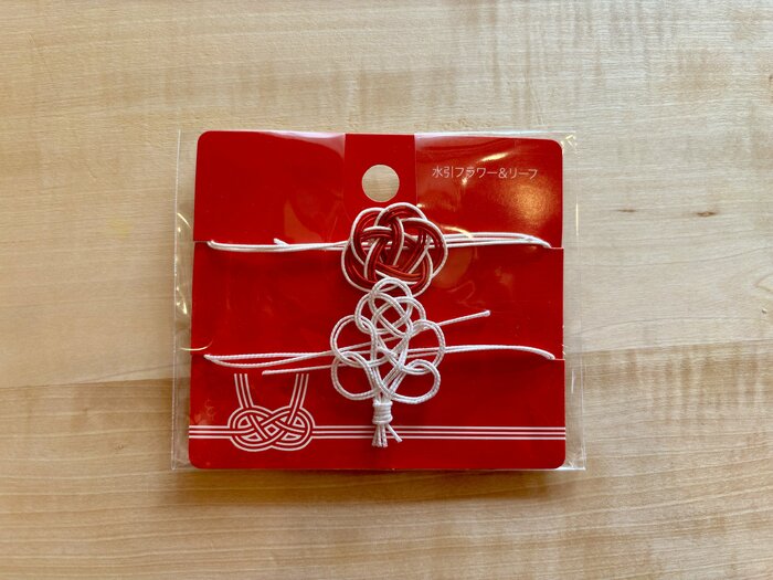 正月コーナーに置いてあった「水引フラワー＆リーフ」