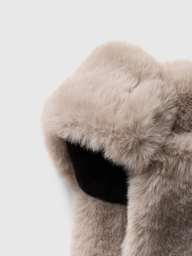 帽子部分に裏地がついていたり、あごにドローコードがあったりと、細部にまでこだわりを感じます