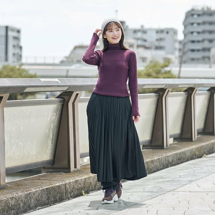 体に優しくフィットする上品なリブ編みと、無駄のないすっきりとしたシルエット