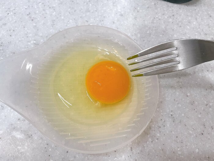 卵黄にフォークで穴あけ