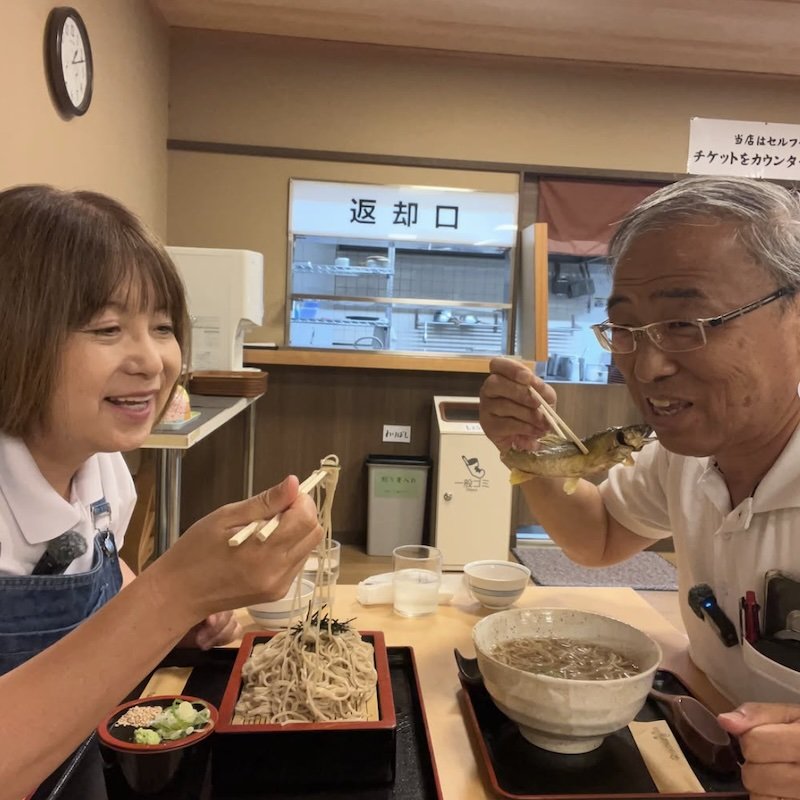 【60代夫婦の車中泊旅】岐阜で出会ったご当地グルメ そばの上に「鮎が丸ごと一匹」の贅沢な一杯