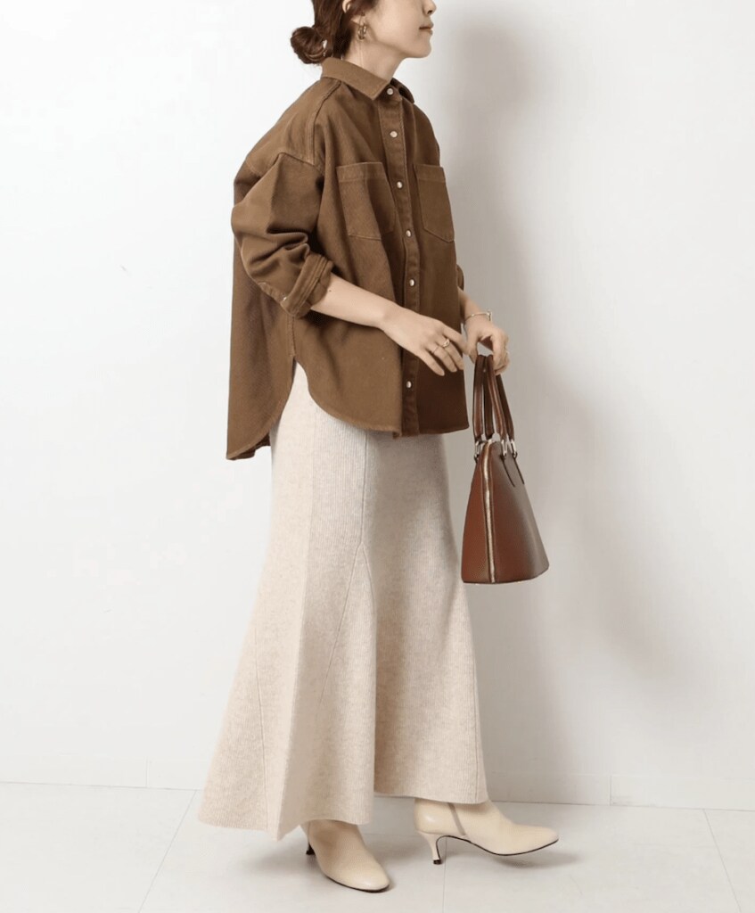 （シャツ ¥30,800 / marmors）