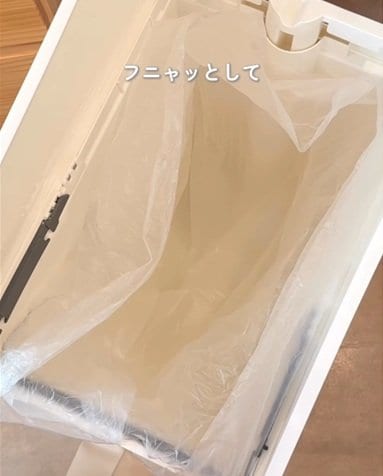 【やってみます】フニャッとして捨てにくい「ゴミ袋」→100均のテープ1つでストレスフリーに「自動で開いて片手でポイッ」