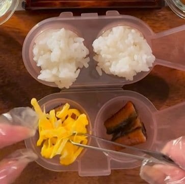 母が「高校生の娘」のために作る【手毬おにぎり弁当】コロンとした丸い形でお花が咲いたようなおにぎりを詰めたお弁当が可愛すぎると話題に！