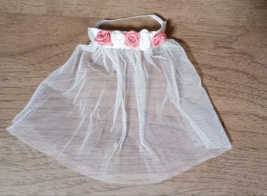 出所：筆者撮影（セリア、ぬいぐるみコスチューム 花嫁のベール）