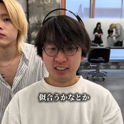 「生え際の悩み」を抱えた男性…プロに似合わせカットしてもらった結果→“おでこの広さ”カバーした「爽やかメンズショート」に！