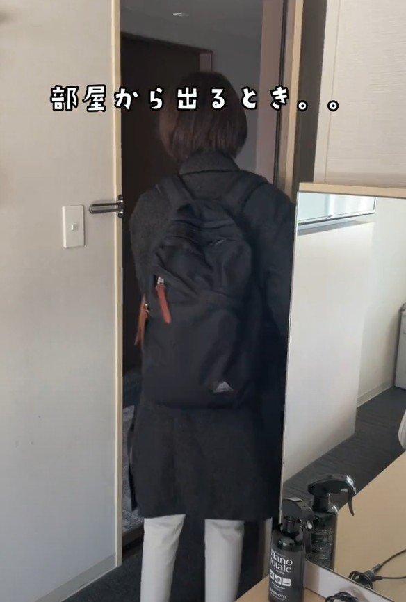 部屋から出る女性