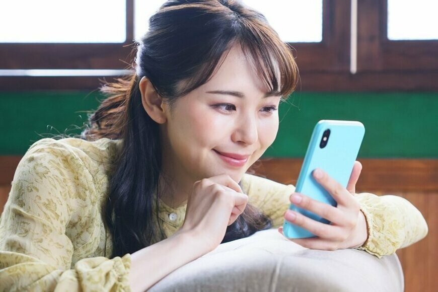 スマホをみる女性