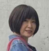 【60歳マダム】ピンクの「カラーデニム」の着こなしがおしゃれ！ブルーのGジャンと合わせて大人カジュアルスタイルに！