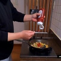 高校生の息子へ顔をデザインしたオムライス弁当を実際に作ってみた。パスタを髪の毛に見立てて配置し、日々の昼食に遊び心を取り入れる工夫