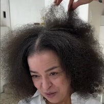 「100%アフロに」マダムが縮毛矯正で衝撃のビフォアフを披露！「すごい！の一言」「魔法ですか？」