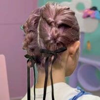 【ボブのまとめ髪】“結んでくるりんぱ”で完成！「ツインお団子ヘアアレンジ」 巻かなくてもOKのシックなスタイルに「可愛い！」の声