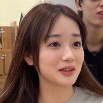 「中から短い毛が！？」中と外で髪の長さが違う女性がお任せカットで「外はねボブ」に！魅力引き出すプロの技がすごい…！