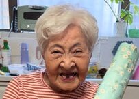 【92歳おばあちゃん】余った包装紙を紙袋にDIY！「元髙島屋店員おばあちゃん」の“鮮やかな手仕事”に魅了