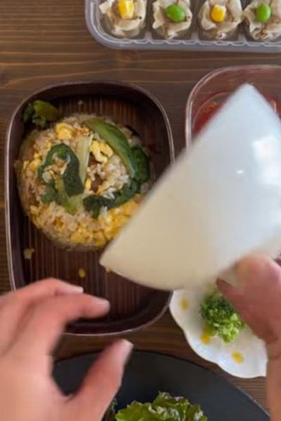 お茶碗に入れたご飯をお弁当箱にひっくり返します