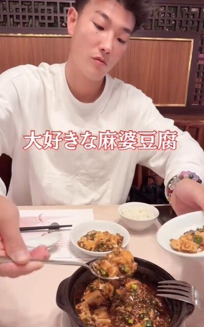 妻に麻婆豆腐を取り分ける夫