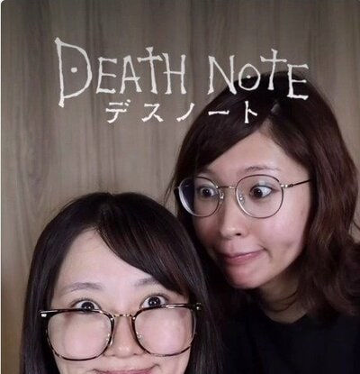 メガネ姿でポーズをとる、変身前のお二人の様子