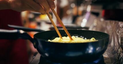 耐熱だと思っていた「箸」で蕎麦を茹でたら…変わり果てた姿のSNS投稿に反響。投稿主にも取材