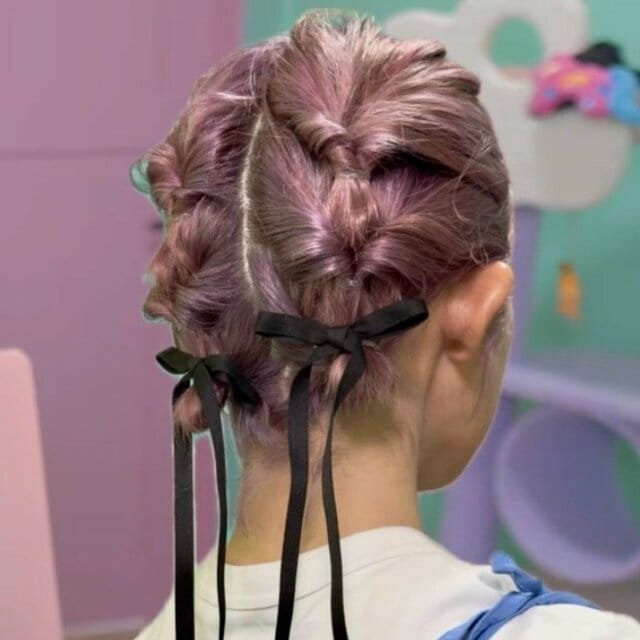 【ボブのまとめ髪】“結んでくるりんぱ”で完成！「ツインお団子ヘアアレンジ」 巻かなくてもOKのシックなスタイルに「可愛い！」の声