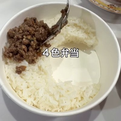 自分用でも手を抜かない！お肉や野菜などバラエティ豊かなおかずで彩り良く仕上げた【4色弁当】に「センス抜群」の声