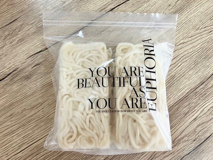 冷凍うどんをいれたフリーザーバッグマチ付 5P