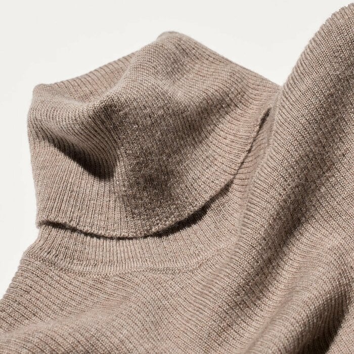 素材にはウールの中でも特に高品質な「極細メリノウール」を100％使用