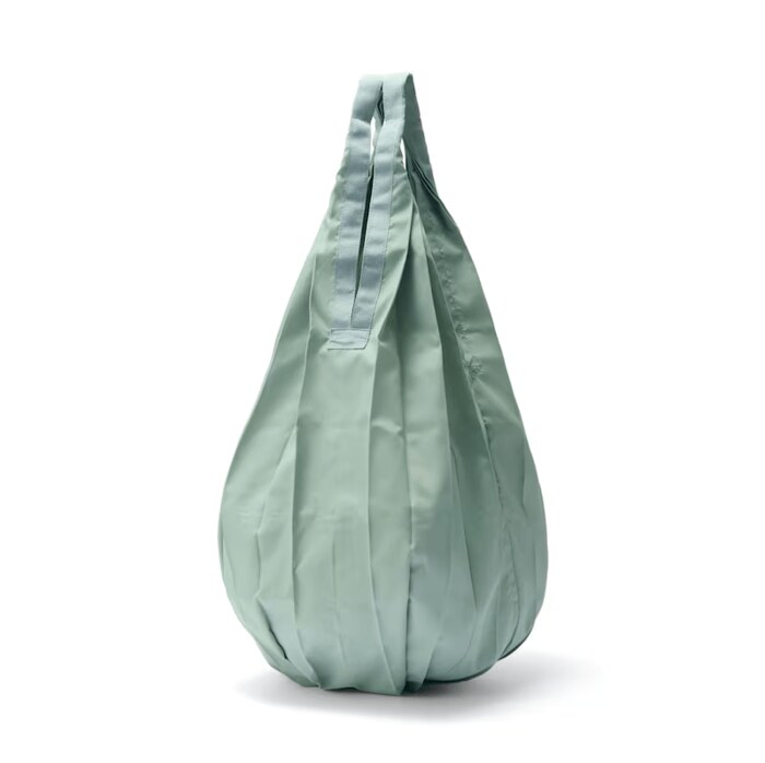 簡単にたためるこちらのバッグは、上下を勢いよく同時に引っ張ると一瞬でたためてしまう優れもの