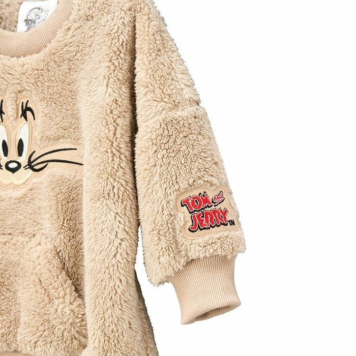 袖の刺しゅうがポイント