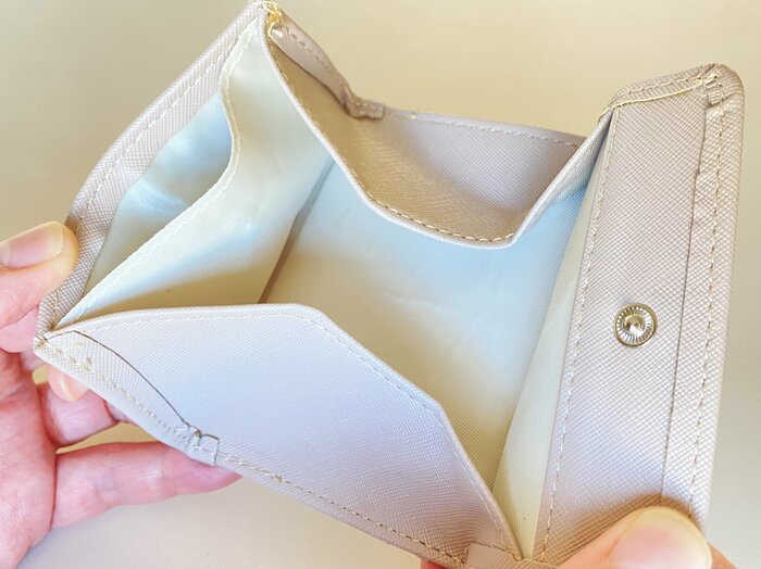 小銭入れはホック式の四方開き