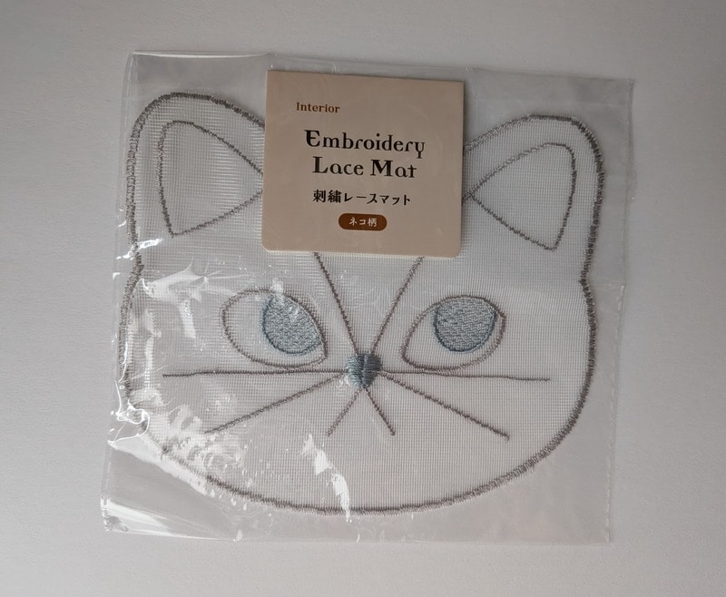 セリア　刺繍レースマット ネコ柄