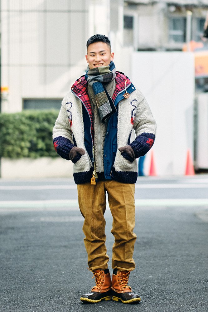 カウチンセーター / CANADIAN SWEATER、マウンテンパーカー / SIERRA DESIGNS、 キルティングカーディガン/ FIDELITY、中に着たウールシャツ / TELLASON、パンツ / BARNSTORMER、シューズ / L.L.Bean、マフラー / Hanna Hats、ニットグローブ / WILLIAM BRUNTON