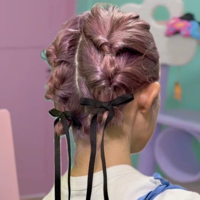 【ボブのまとめ髪】“結んでくるりんぱ”で完成！「ツインお団子ヘアアレンジ」 巻かなくてもOKのシックなスタイルに「可愛い！」の声