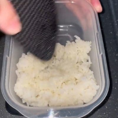 シングルマザーが作る存分に「エビ」を楽しむ節約弁当！卵焼きとエビチリを豪快に詰める様子にも注目